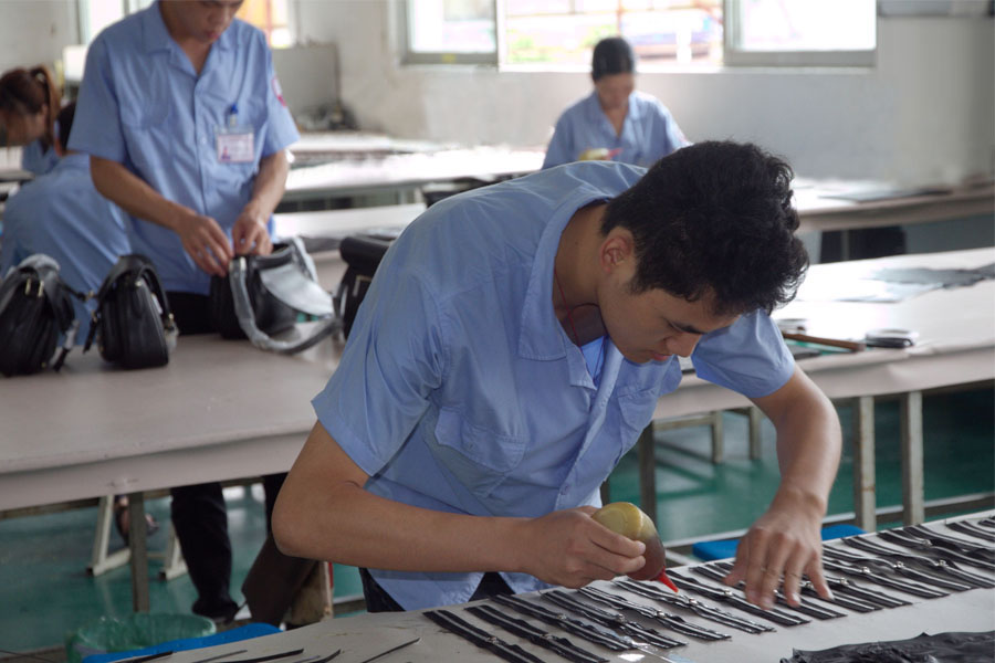  廣州皮具廠博深員工工作中